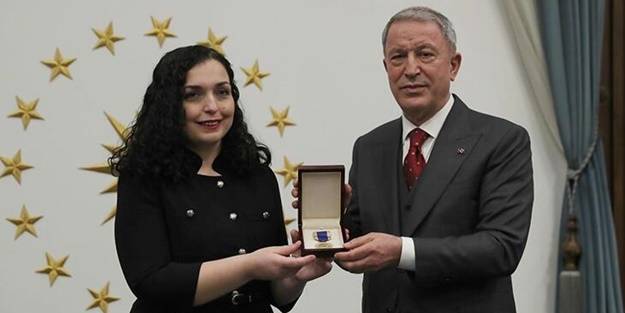 Kosova Cumhurbaşkanı'ndan Bakan Hulusi Akar'a askeri madalya