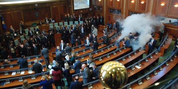 Kosova Meclisi'nde yeniden gaz bombası atıldı