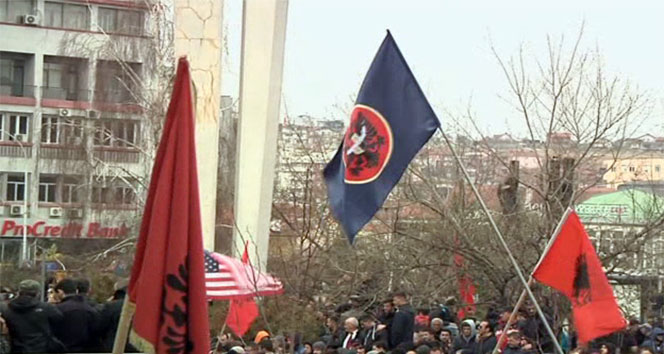 Kosova seçim sonrası karıştı! Polise molotoflu saldırı!