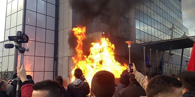 Başbakanlık binasını ateşe verdiler!