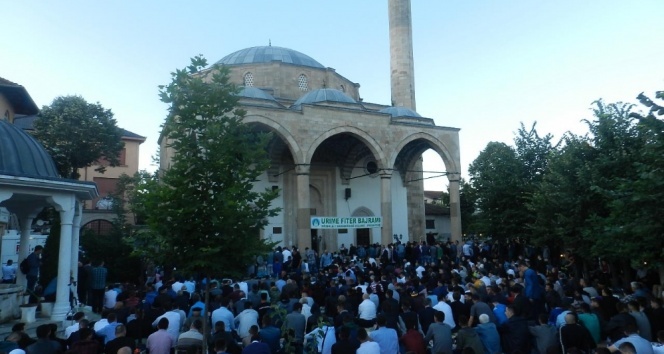 Kosova’da bayram coşkusu camilere sığmadı