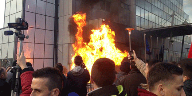 Hükümet binası ateşe verildi