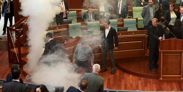  Kosova'da iki milletvekiline gözaltı