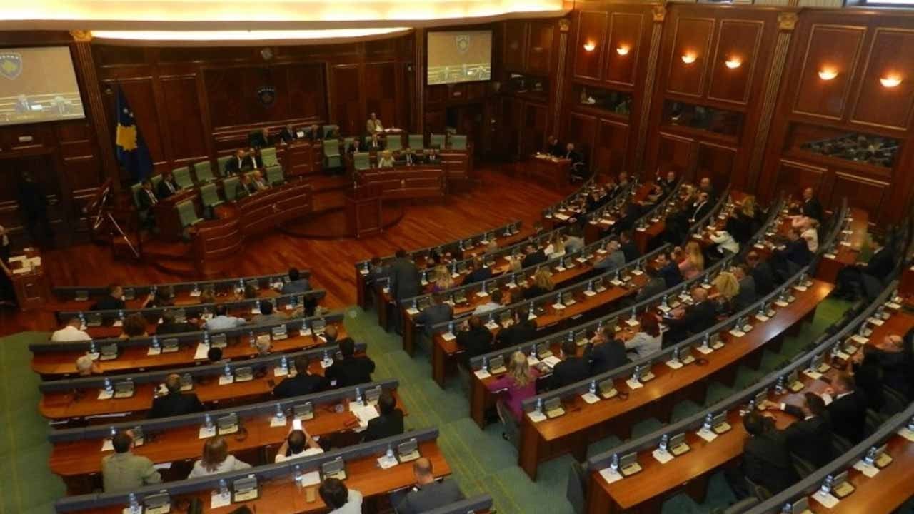 Kosova’da siyasi kriz çözüldü! Cumhurbaşkanı meclisi feshetti