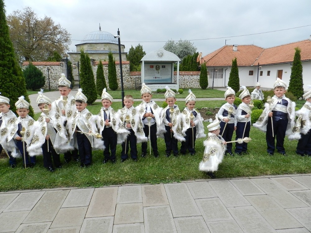Kosova’da sünnet çocukları Sultan Murat Hüdavendigar Türbesi’ni ziyaret etti 