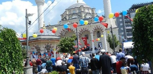 Kosova'nın en büyük camisi cemaatini bekliyor