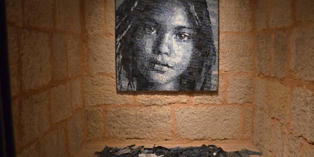 Kot pantolon parçalarından portreler Bursa'da sergileniyor