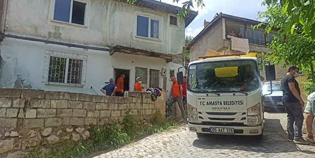 Kötü koku yayılan evden 2 kamyon çöp çıktı