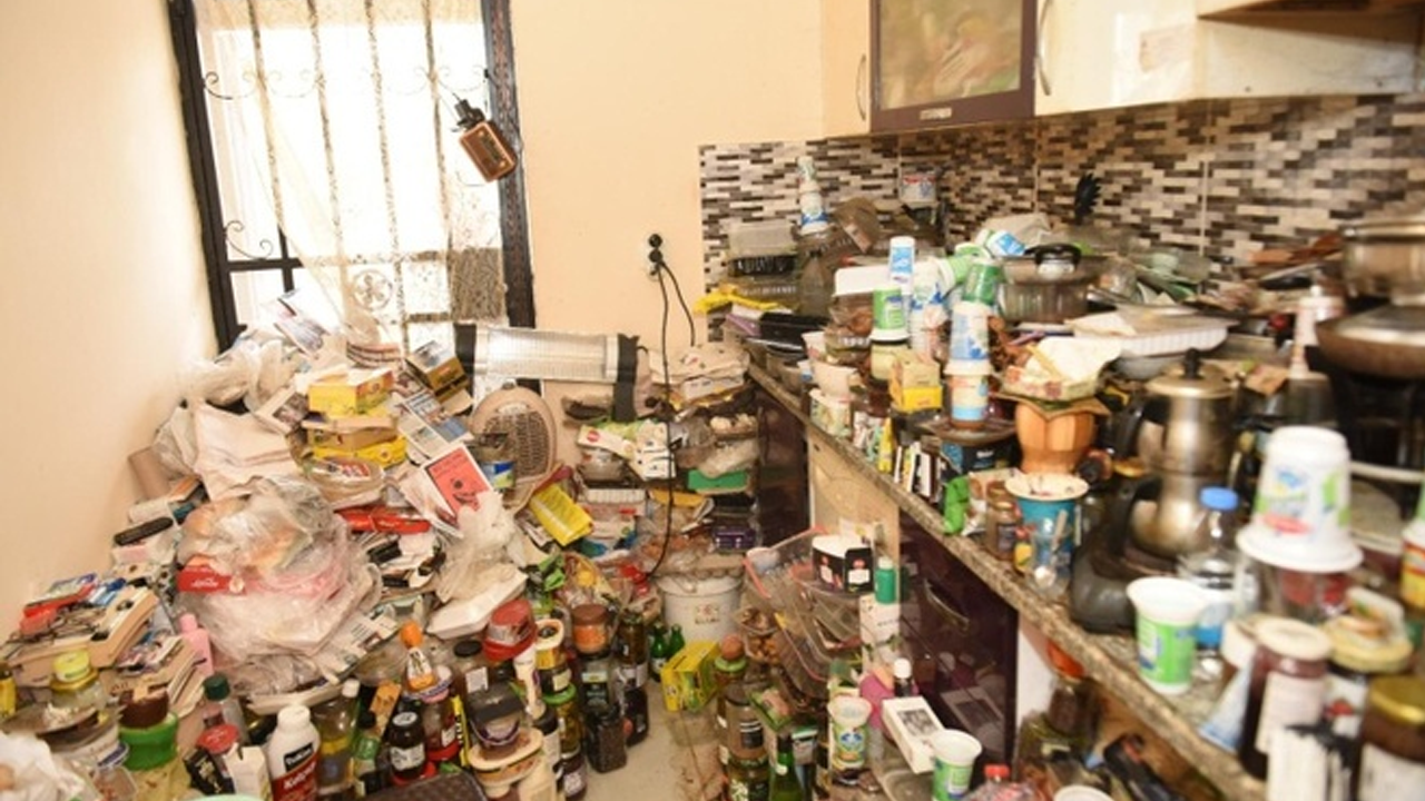 Kötü koku yayılan evden kamyon dolusu çöp çıktı