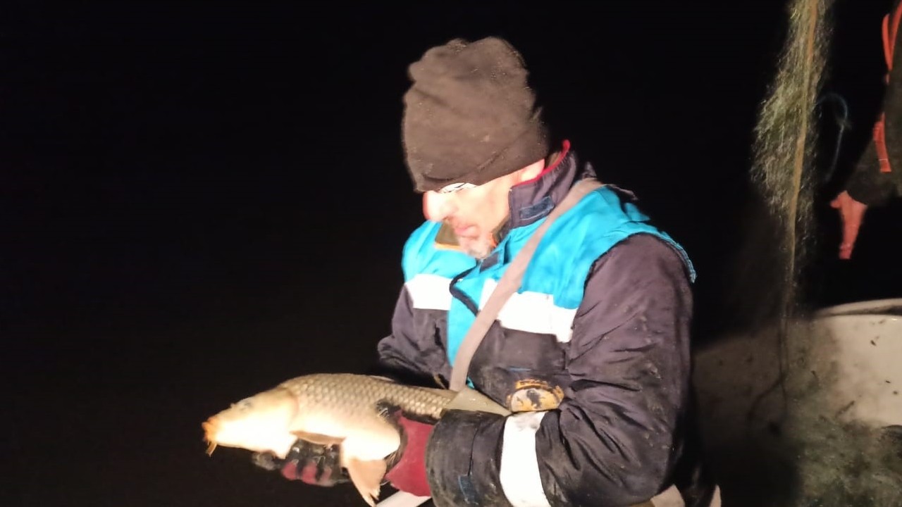 Kovada Gölü'nde gizli sazan avına gece baskını