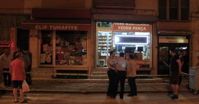 Kovaladıkları şahsı bilgisayarcı dükkanında silahla vurdular