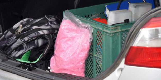 Kovalamaca sonunda durdurulan otomobilden 10 bin uyuşturucu hap çıktı
