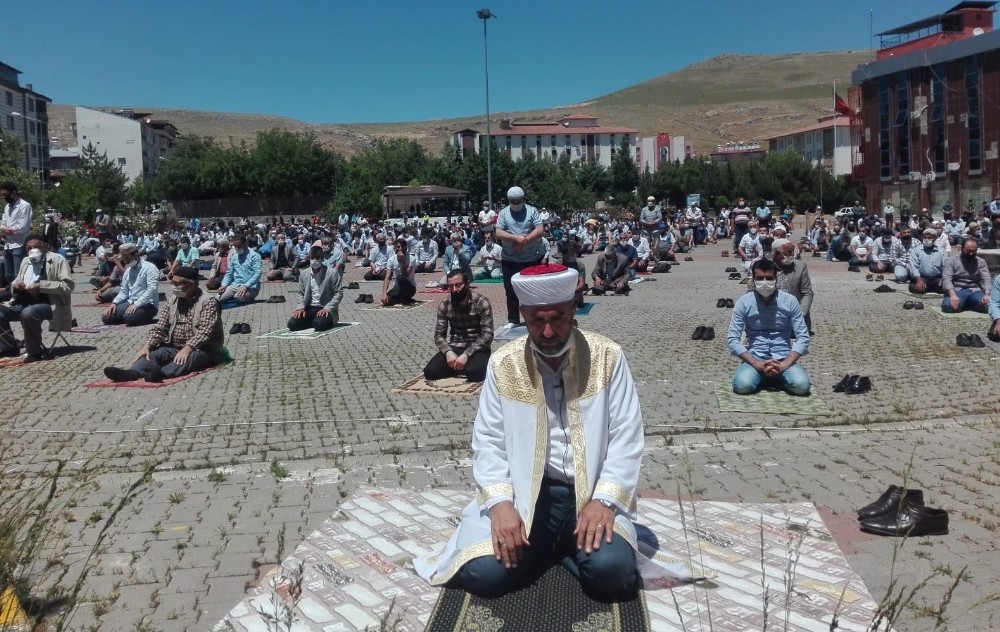 Kovancılar’da cuma namazı meydanda kılındı 