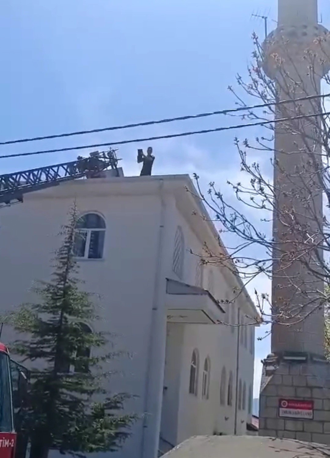 Kovancılar’da mahsur kalan kedi kurtarıldı