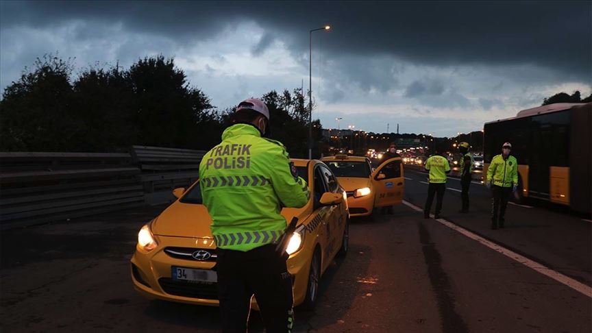 Kovid-19 denetimlerinde 991 toplu ulaşım aracı/taksi seferden, 107 iş yeri faaliyetten men edildi