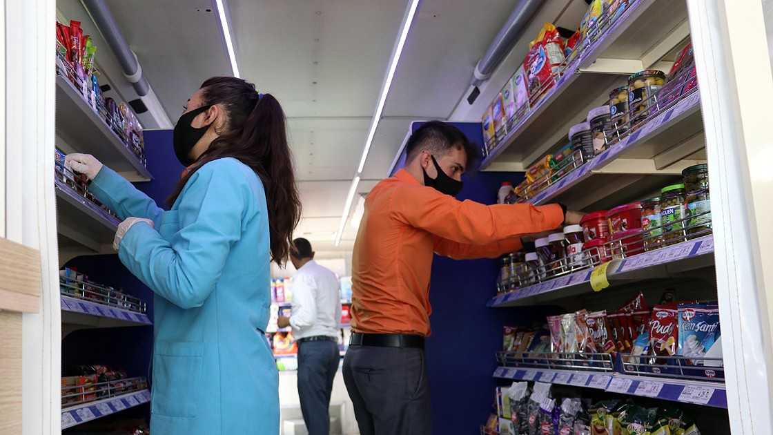 Kovid-19’a karşı köy köy gezen otobüs market