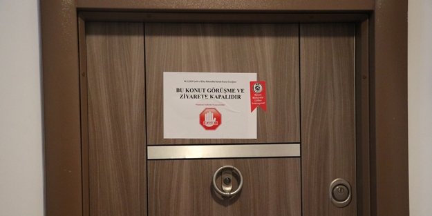 Kovid-19'a yakalananların kapısına not asıldı