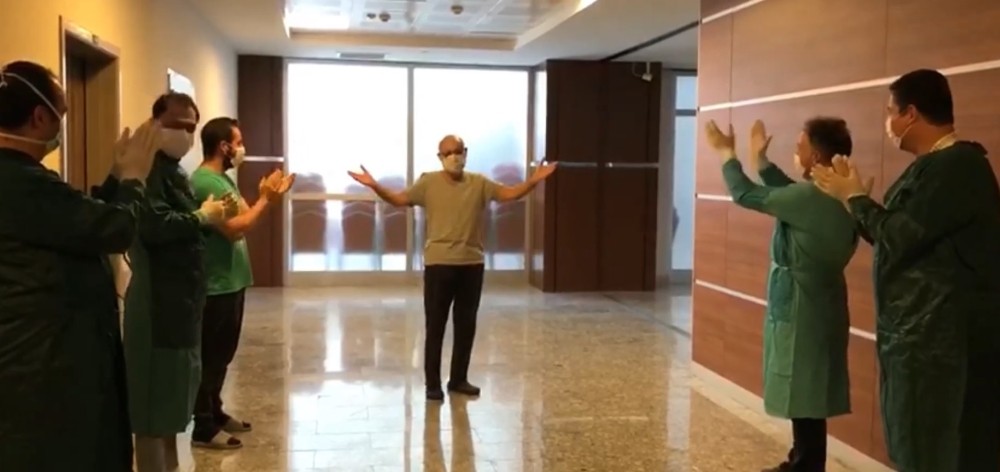 Kovid-19’u yenen doktoru mesai arkadaşları alkışlarla taburcu etti 