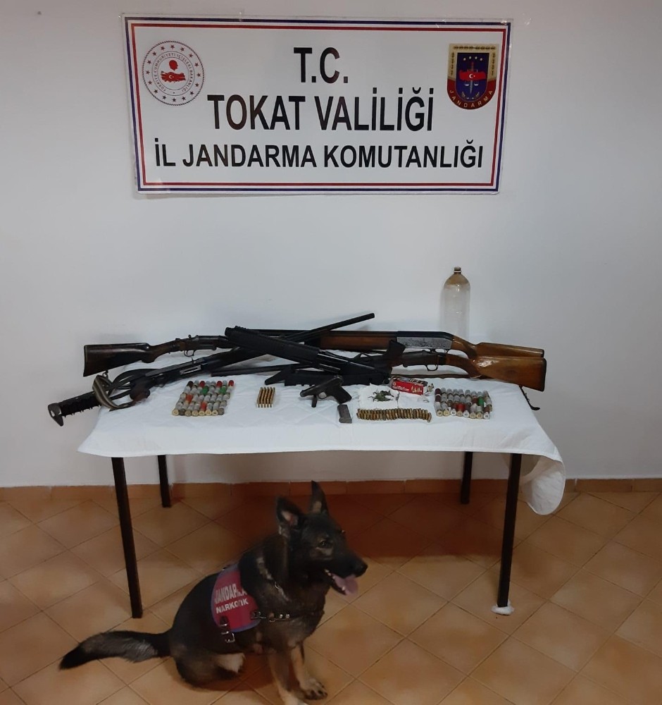 Köy evinde silah ve mühimmat ele geçirildi 