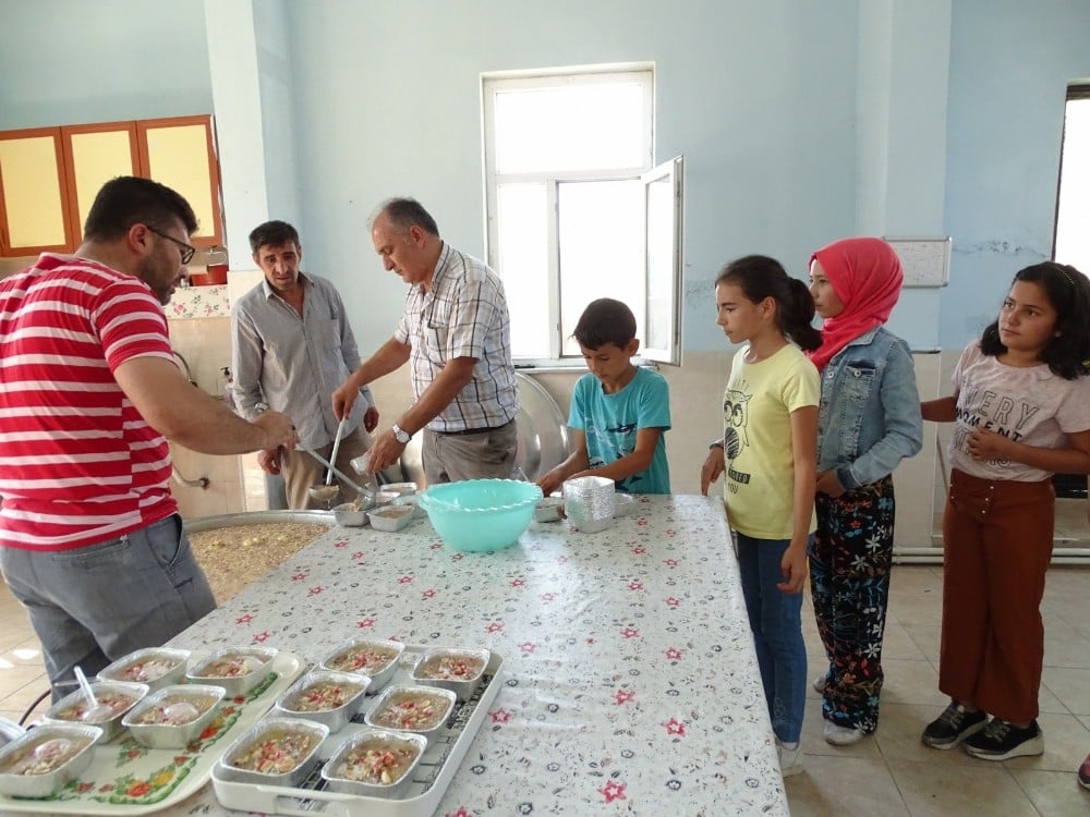 Köy imamı 2 bin 400 kişilik aşureyi 7 saatte pişirdi 