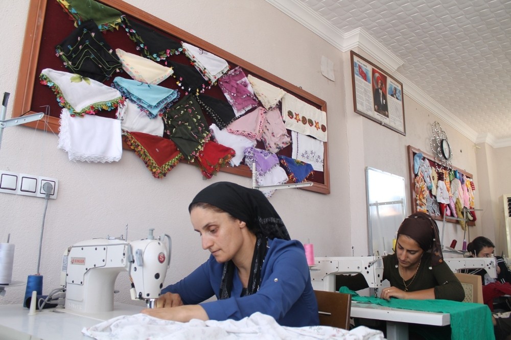 Köy kadınları meslek öğrenip aile bütçesine katkı sağlıyor 