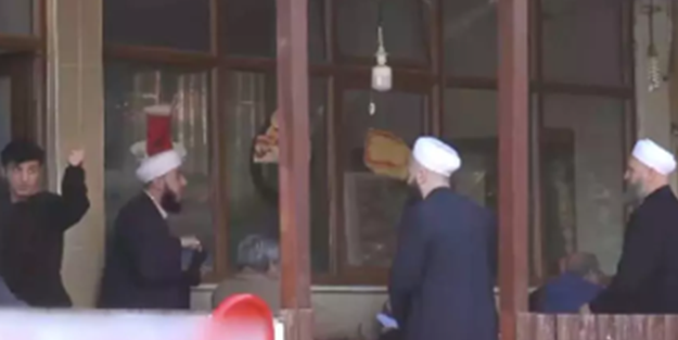 Köy kahvesine giden Tebliğcilere büyük terbiyesizlik!
