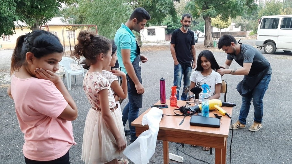Köy köy dolaşıp kız çocuklarının saçlarını kesiyorlar 
