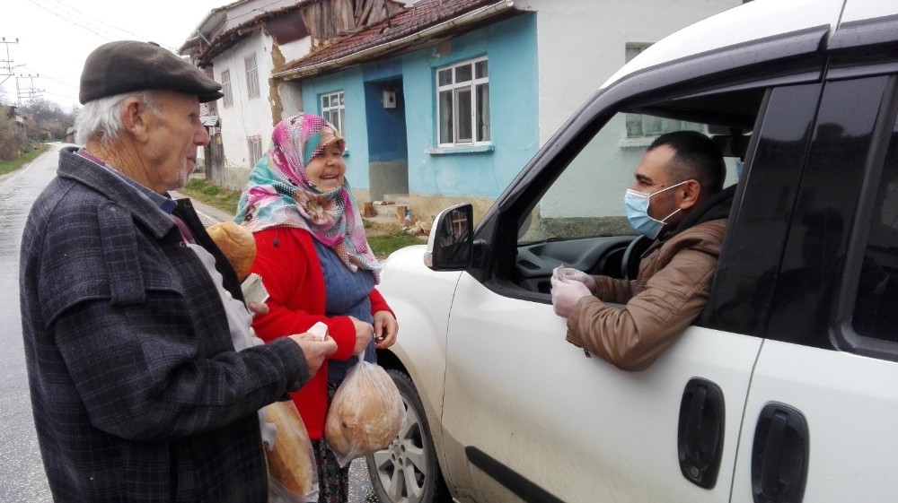 Köy köy dolaşıp yaşlıların ekmeğini kapısına kadar götürüyor 
