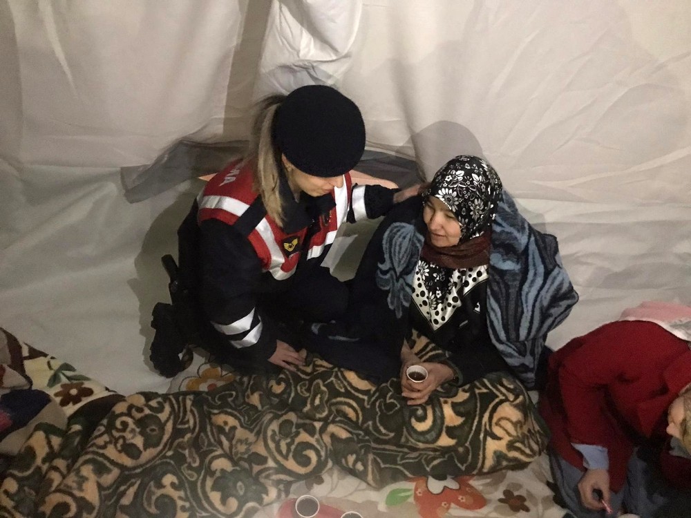 Köy köy gezen jandarma, depremzedelerin acısına ortak oluyor 