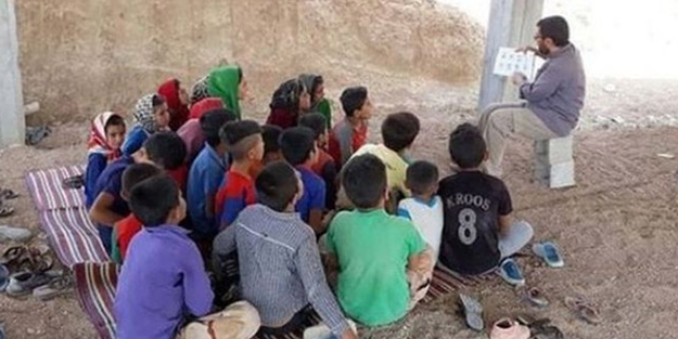 Köy köy gezip yoksul çocuklara kitap okuyor