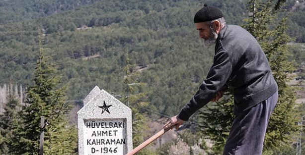 Köy mezarlığında 45 yıldır gönüllü çalışıyor