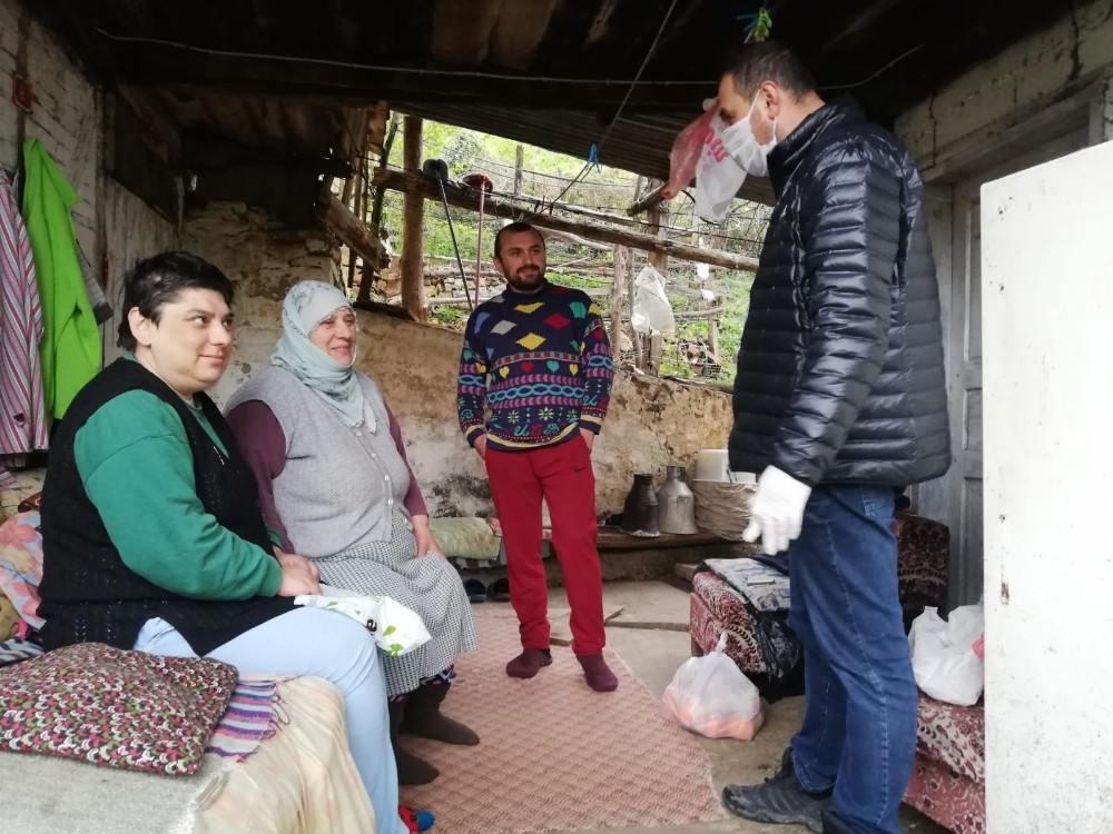 Köy muhtarı kapı kapı dolaşıp 65 yaş üstü vatandaşların ihtiyaçlarını karşıladı 
