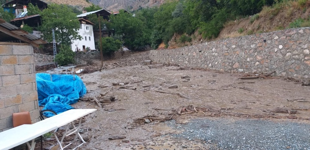 Köy muhtarı selin gelişini cep telefonuyla görüntüledi 