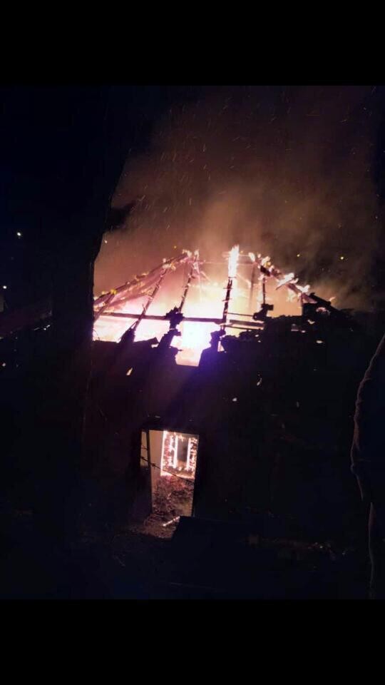 Köy muhtarının evi alevlere teslim oldu 