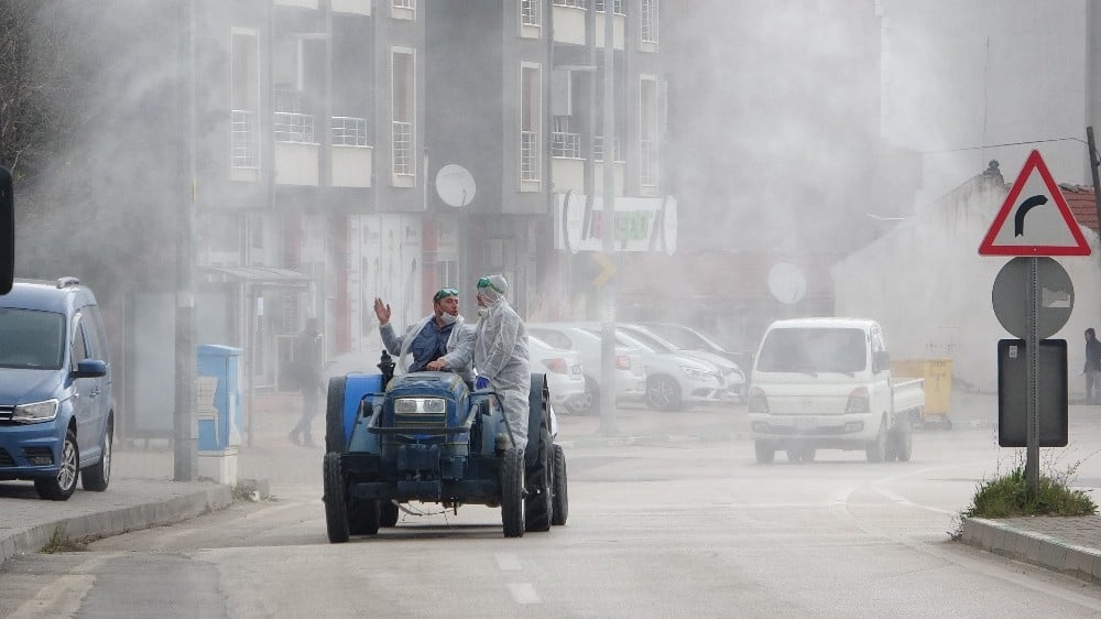 Köy muhtarları mikropları traktörleriyle öldürdü 