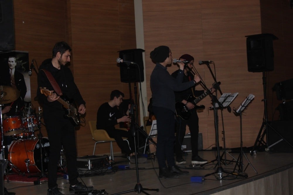 Köy okulları için düzenlenen konserde bilet yerine oyuncak geçti 