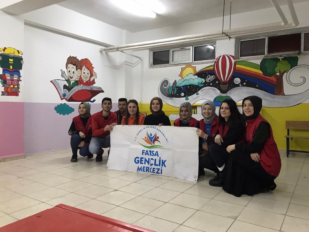 Köy okullarına gönüllü gençler dokunuşu 