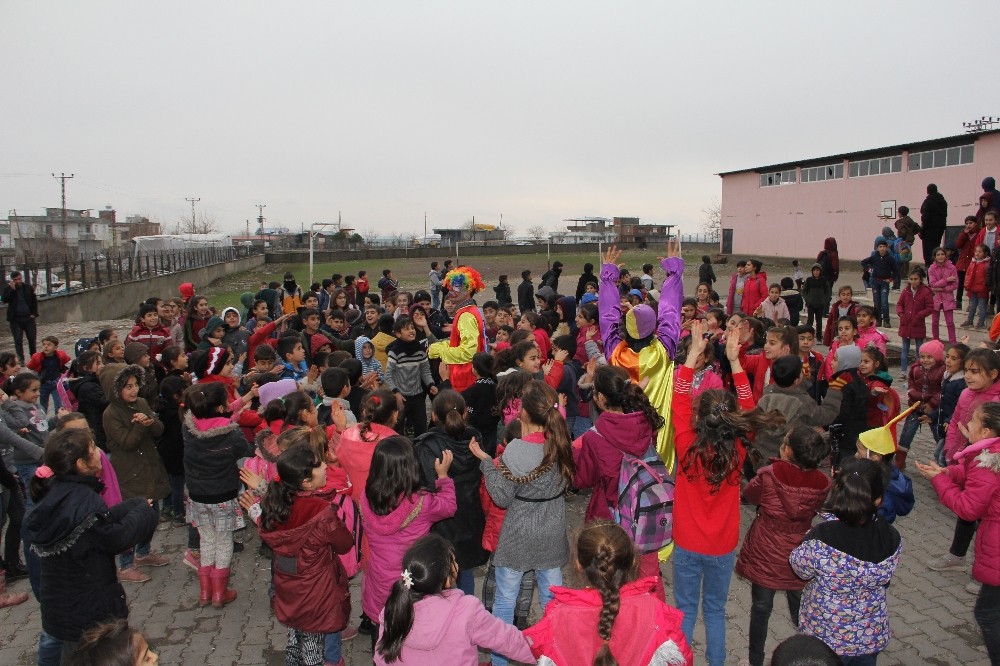 Köy okullarındaki çocukları unutmadılar 