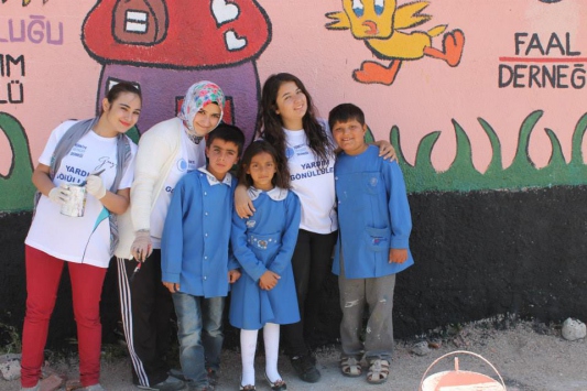 Köy okullunu rengârenk yaptılar