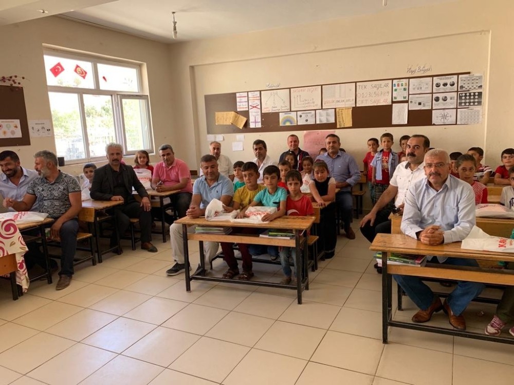 Köy okulu öğrencilerine kırtasiye yardımı yapıldı 