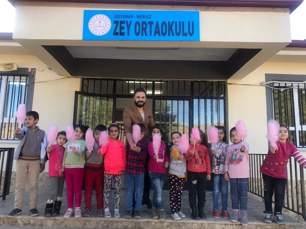 Köy okulu öğrencilerine pamuk şeker sürprizi 