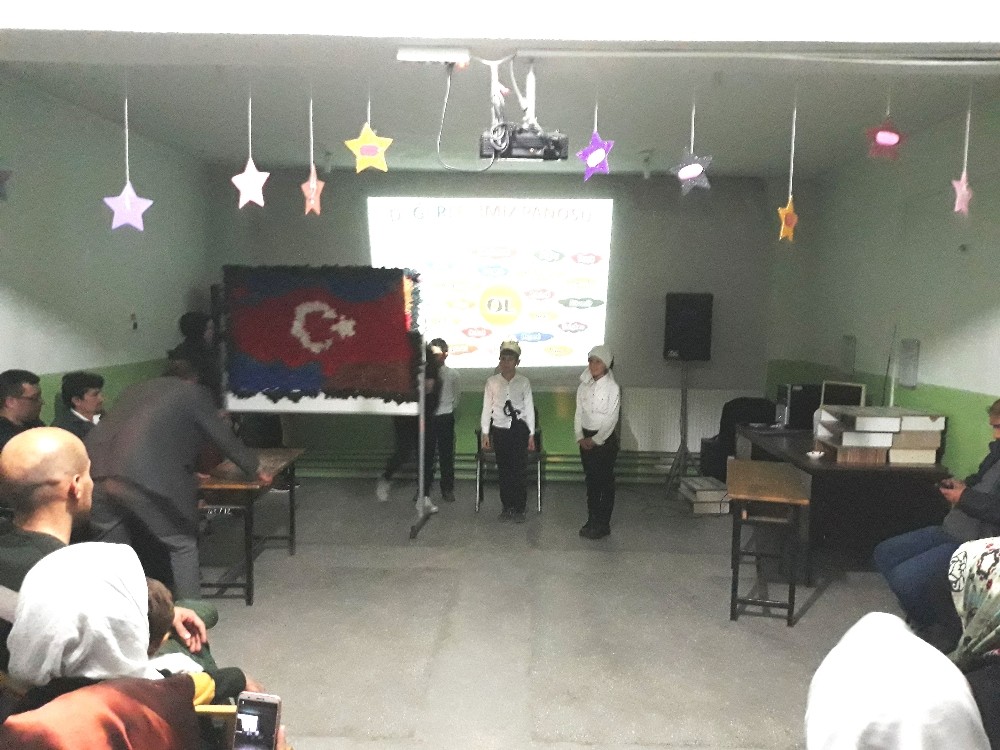 Köy okulunda şiir dinletisi 