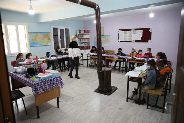 Köy okulunu modern eğitim yuvasına dönüştürdü