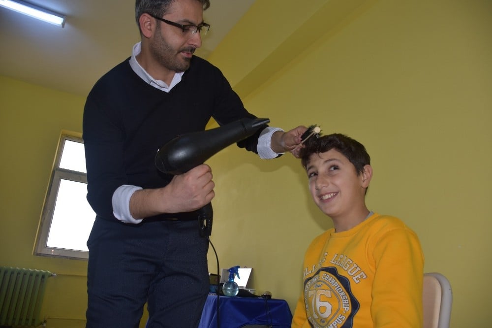 Köy okulunun hem öğretmeni hem de kuaförü 