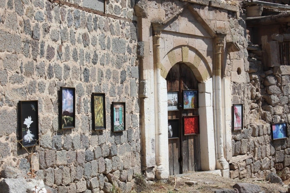 Köy sokağında uluslararası sergi açtı 
