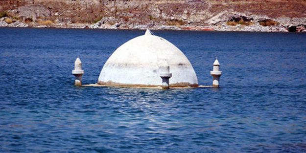 Sular çekilince köy ortaya çıktı