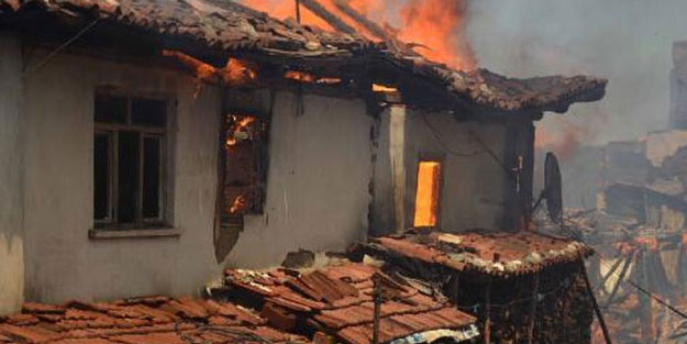 Köy yerinde faciaya ramak kaldı! 6 ev yanarak kül oldu