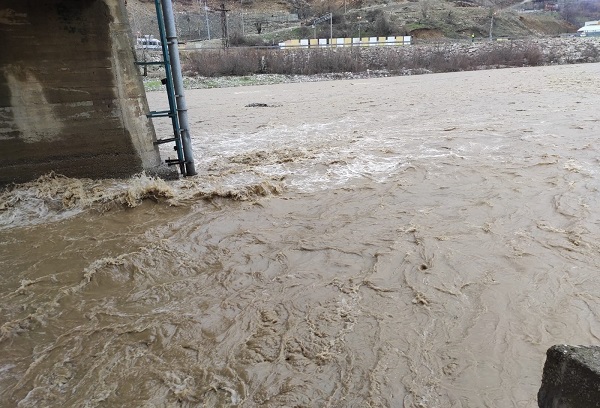 Köy yolları kapandı! Batman'da heyelan paniği