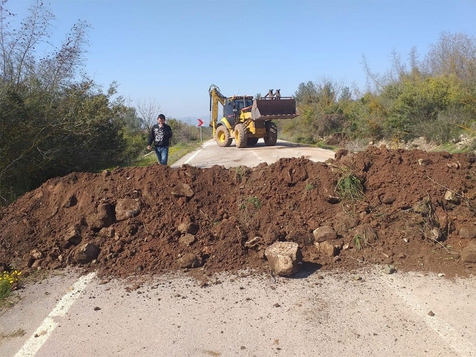 Köy yolları kapatıldı 