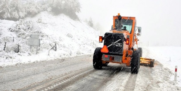 Köy yollarını açma çalışmaları sürüyor